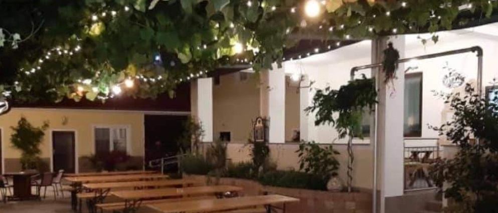 Bild enthält, Indoors, Restaurant, Cafeteria, Cafe, Hotel, Resort, Chair, Villa, Outdoors, Table