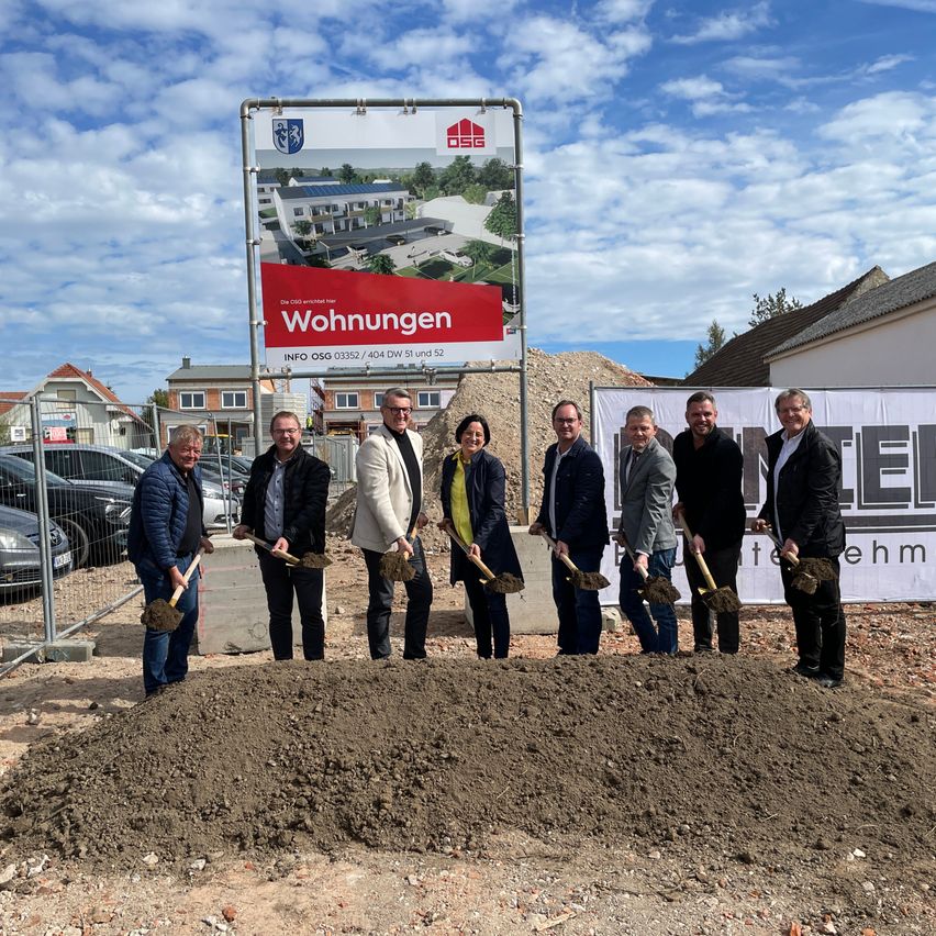 Bild enthält, Advertisement, Soil, Person, Car, Groupshot, Alloy Wheel, Tire, Wheel, People, Coat