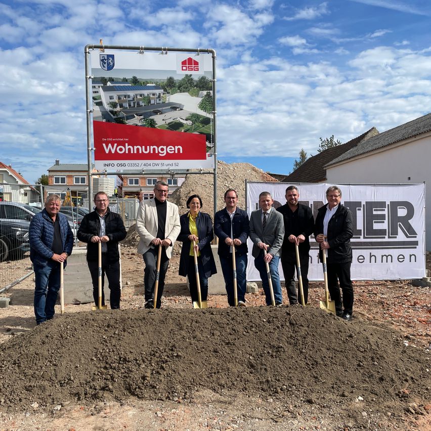Bild enthält, Soil, Advertisement, Person, Groupshot, Car, Vehicle, Machine, Wheel, Coat, Pants