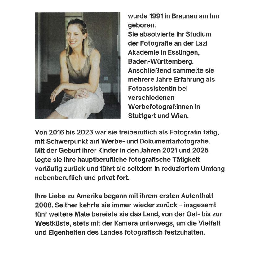 Bild einer lächelnden Frau in einem Raum, möglicherweise ein Foto aus den 1990er Jahren. Der Text beschreibt eine Fotografin, geboren 1991 in Braunau am Inn. Sie absolvierte ihr Studium der Fotografie an der Lazi Akademie in Esslingen, Baden-Württemberg, und sammelte Erfahrungen als Fotoassistentin bei verschiedenen Werbefotografen in Stuttgart und Wien.