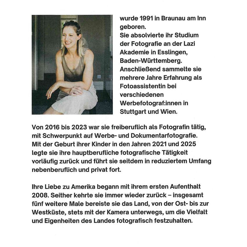 Eine lächelnde Frau posiert für ein Foto in einem Raum. Sie absolvierte ihr Studium der Fotografie an der Lazi Akademie in Esslingen, Baden-Württemberg. Sie sammelte mehrere Jahre Erfahrung als Fotoassistentin bei Werbefotografen in Stuttgart und Wien. Von 2016 bis 2023 war sie als freie Fotografin tätig, mit Schwerpunkt auf Werbe- und Dokumentarfotografie.