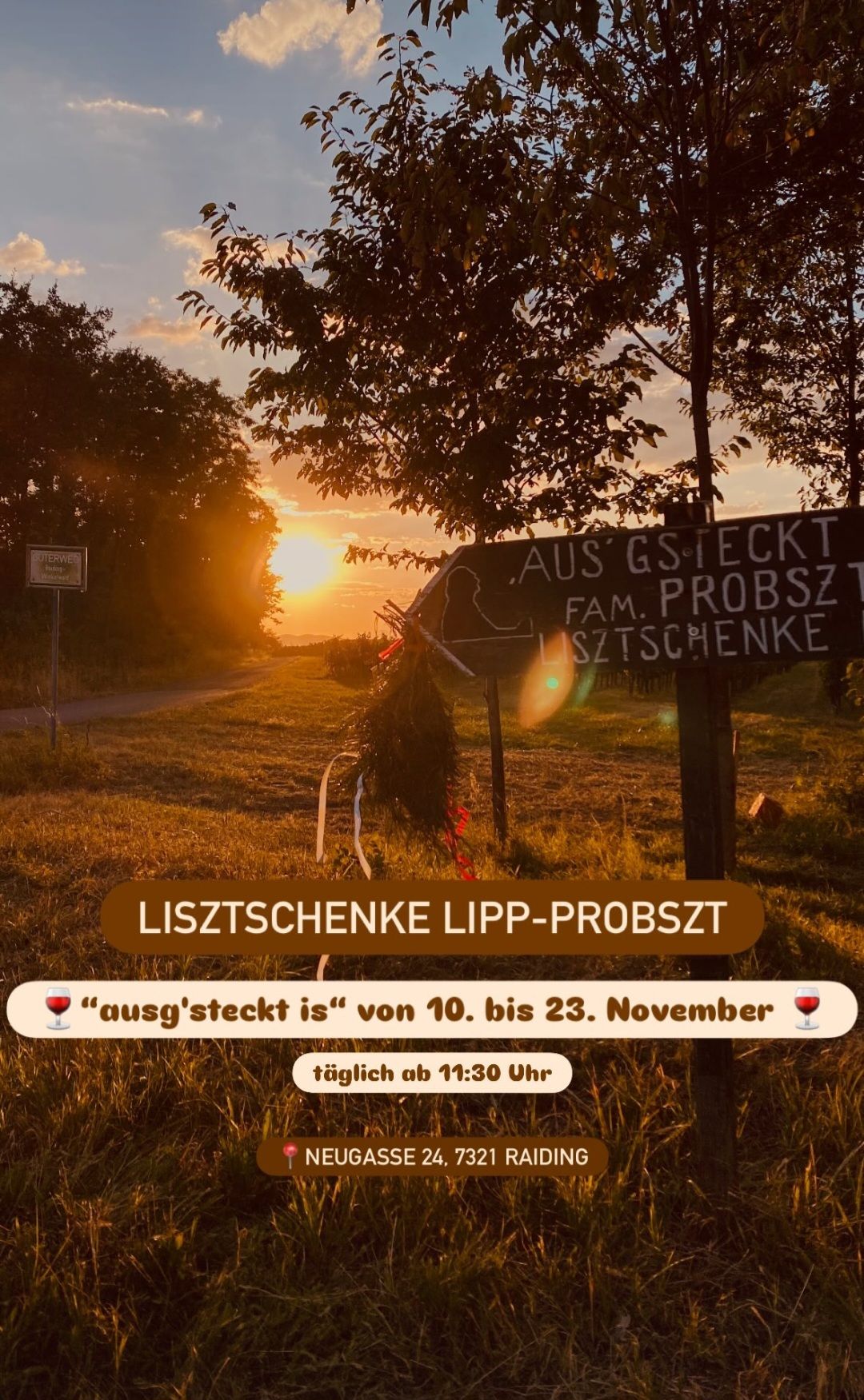 Ein Schild auf einem Feld bewirbt 'Lisztschenke Lipp-Probszt'. Die Sonne geht hinter Bäumen unter. Das Bild zeigt eine malerische, ruhige Landschaft mit einem Sonnenuntergang im Hintergrund.