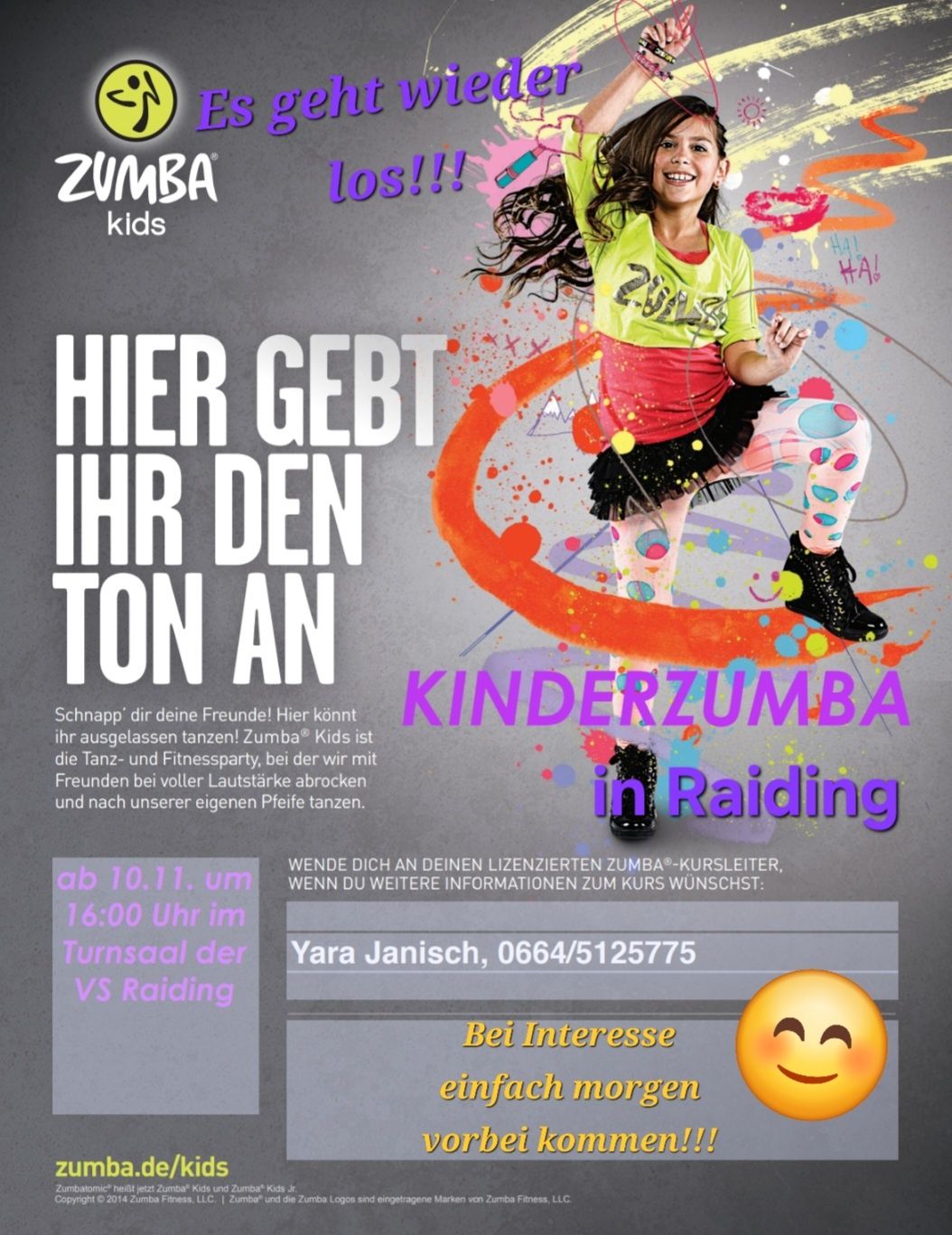 Ein farbenfrohes Plakat wirbt für Zumba Kids in Raiding. Ein junges Mädchen springt vor Freude und ist von bunten Spritzern umgeben. Das Plakat lädt Freunde ein, mitzumachen und zu voller Lautstärke Musik zu tanzen. Wenden Sie sich für weitere Informationen an Yara Janisch unter 0664/5125775.