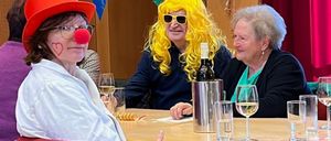 Bild enthält, Adult, Female, Person, Woman, Hair, Balloon, Sunglasses, Male, Man