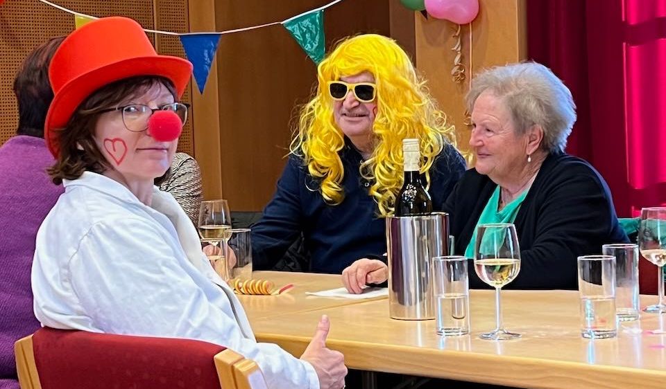 Bild enthält, Adult, Female, Person, Woman, Hair, Balloon, Sunglasses, Male, Man