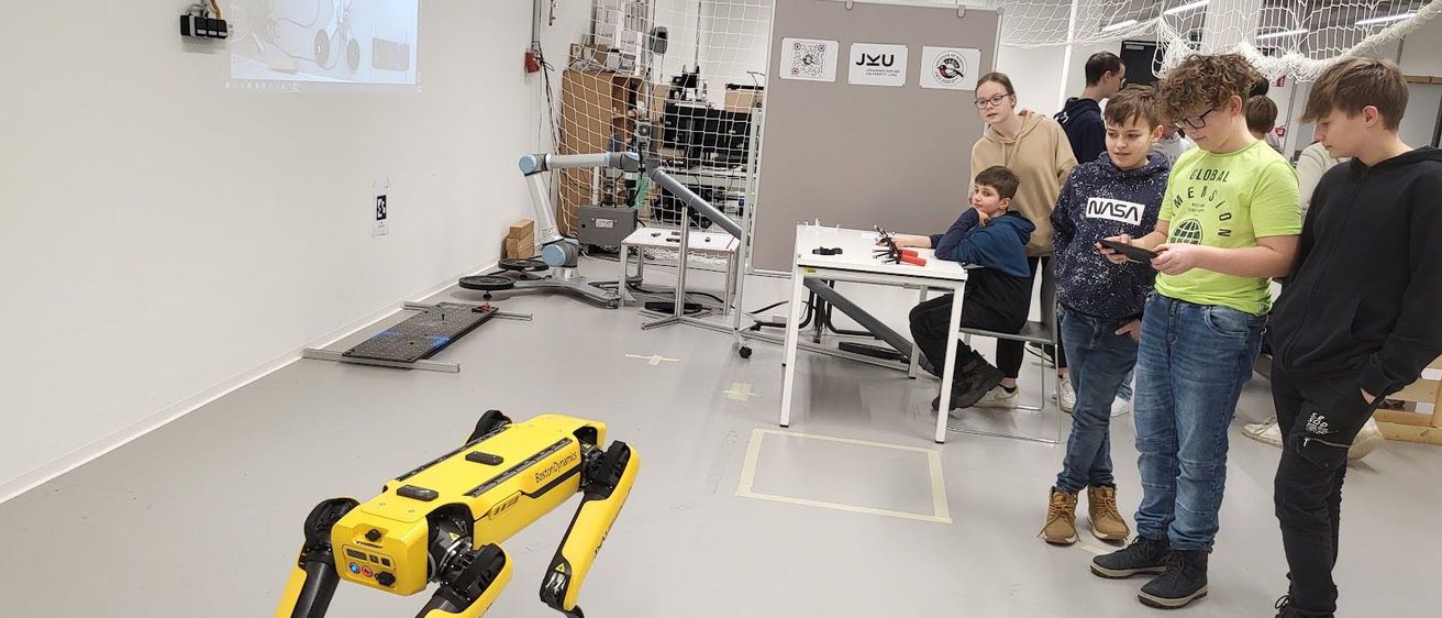 Bild enthält, Person, Jeans, Boy, Child, Male, Adult, Man, Shoe, Stretcher, Face