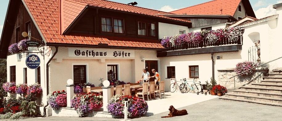 Bild enthält, Hotel, Resort, Person, Housing, Villa, Dog, Bicycle, Chair