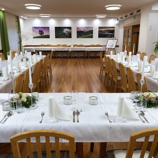 Bild enthält, Indoors, Fork, Hall, Chair, Cup, Fun, Spoon, Banquet, Knife