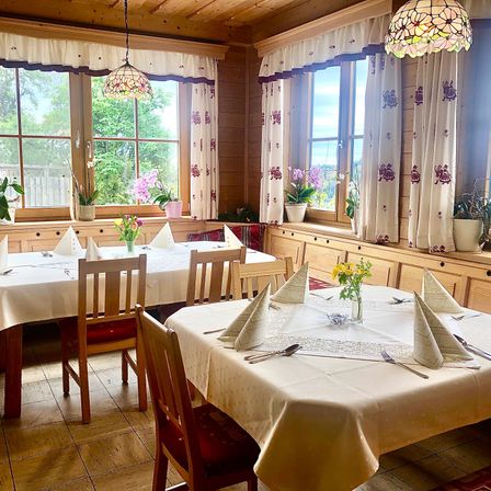 Bild enthält, Dining Room, Dining Table, Indoors, Table, Interior Design, Tablecloth, Tabletop, Restaurant, Home Decor, Chair