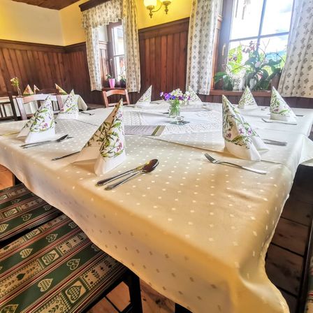 Bild enthält, Indoors, Fun, Hall, Table, Tabletop, Banquet, Cutlery, Fork