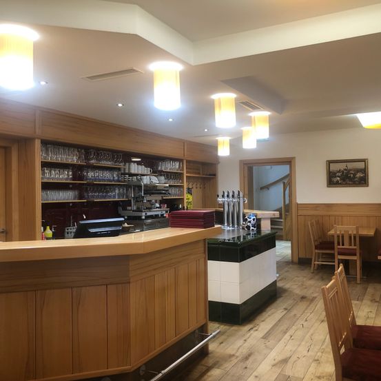 Bild enthält, Indoors, Interior Design, Wood, Chair, Painting, Monitor, Desk, Kitchen