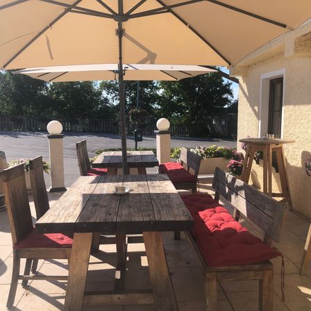 Bild enthält, Furniture, Table, Housing, Patio, Interior Design, Dining Table, Bench, Chair, Desk, Tabletop