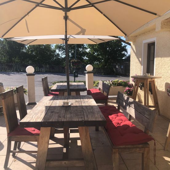 Bild enthält, Furniture, Table, Housing, Patio, Interior Design, Dining Table, Bench, Chair, Desk, Tabletop