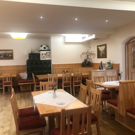 Bild enthält, Indoors, Restaurant, Interior Design, Wood, Dining Room, Dining Table, Hardwood, Chair, Cafeteria, Cafe