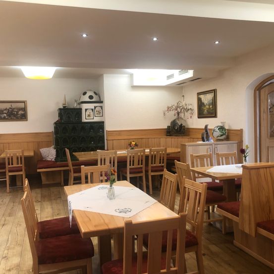 Bild enthält, Indoors, Restaurant, Interior Design, Wood, Dining Room, Dining Table, Hardwood, Chair, Cafeteria, Cafe