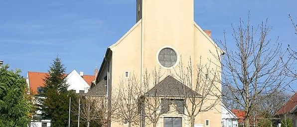 Bild enthält, Architecture, Building, Spire, Tower, Cathedral, Church, Clock Tower, Arch, Gothic Arch