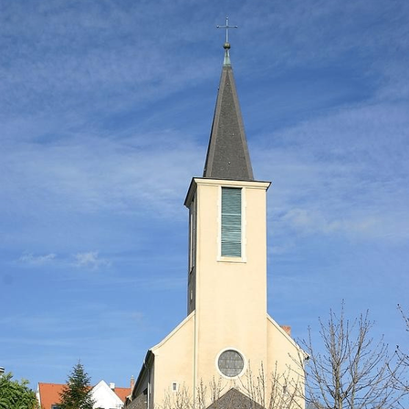 Bild enthält, Architecture, Building, Spire, Tower, Cathedral, Church, Clock Tower, Arch, Gothic Arch