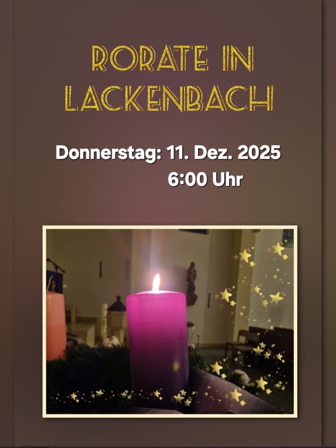 Plakat für Rorate in Lackenbach, geplant für den 11. Dezember 2025 um 18:00 Uhr. Zeigt eine brennende lila Kerze vor einem Hintergrund von Sternen und der Inneneinrichtung einer Kirche.