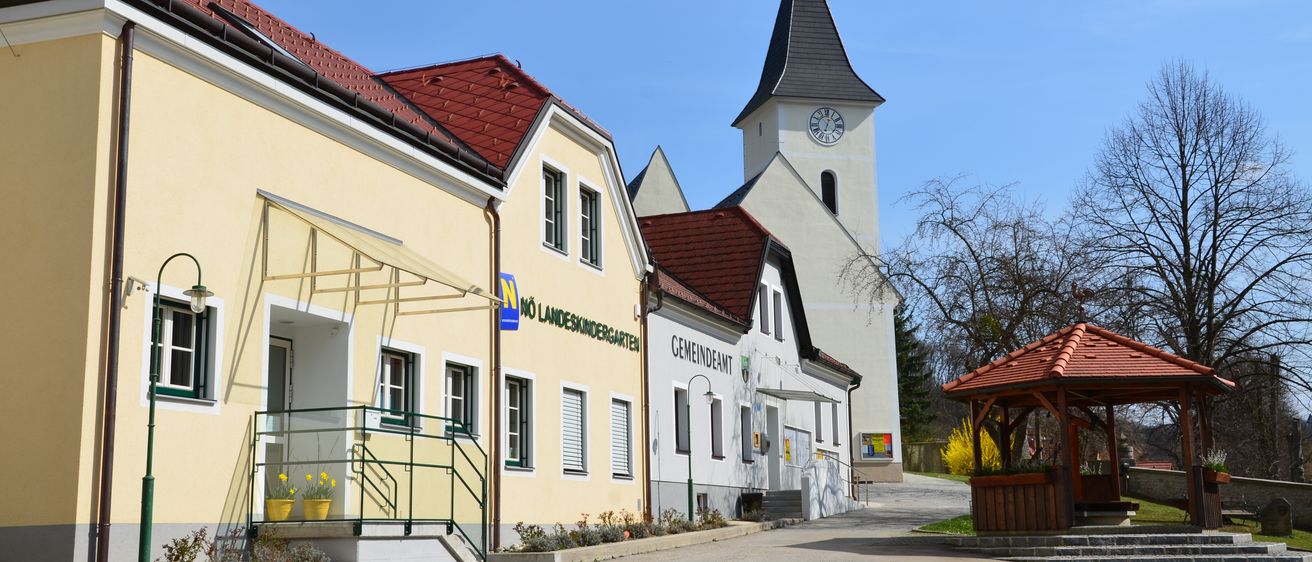 Bild enthält, Clock Tower, Tower, Spire, Outdoors, Shelter, Neighborhood, Housing, City, House, Roof