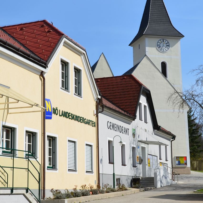 Bild enthält, Clock Tower, Tower, Spire, Outdoors, Shelter, Neighborhood, Housing, City, House, Roof