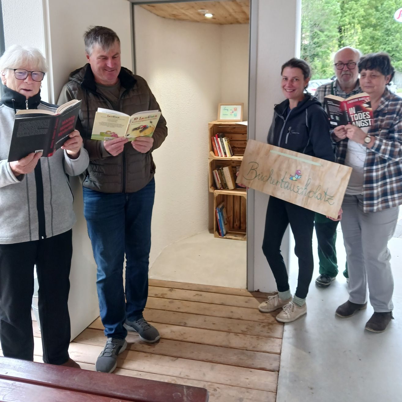 Bild enthält, Plywood, Wood, Pants, Person, Reading, Book, Portrait, Adult, Male, Man
