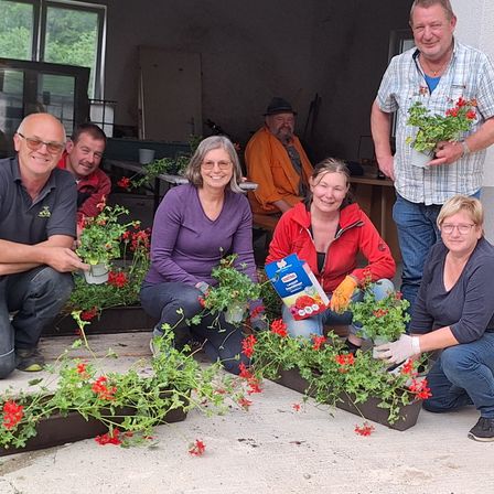 Bild enthält, Potted Plant, Garden, Planter, Vase, Flower Arrangement, Gardening, Portrait, Pants, Flower Bouquet, Herbal