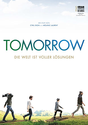 Filmplakat für 'Morgen' zeigt eine Gruppe von Menschen, die auf einer Wiese mit Bergen im Hintergrund laufen. Der Titel ist fett und zentriert. Der Slogan lautet 'Die Welt ist voller Lösungen.'