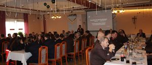 Bild enthält, Dining Table, Indoors, Restaurant, Reception Room, Dining Room, Adult, Female, Person, Woman, People