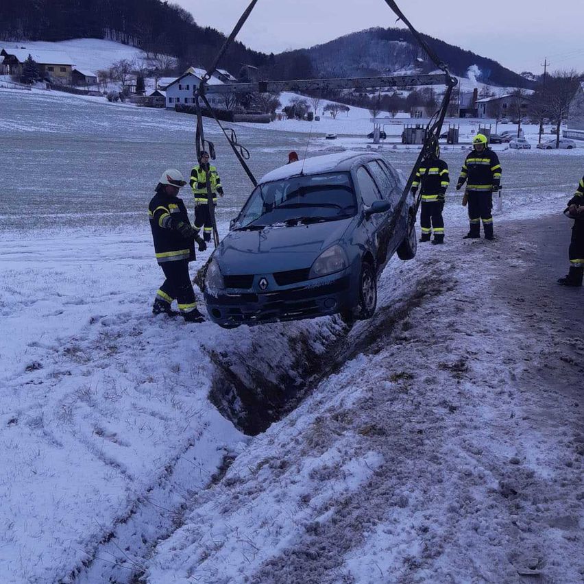 Bild enthält, Nature, Outdoors, Helmet, Glove, Person, Snow, Adult, Male, Man, Car