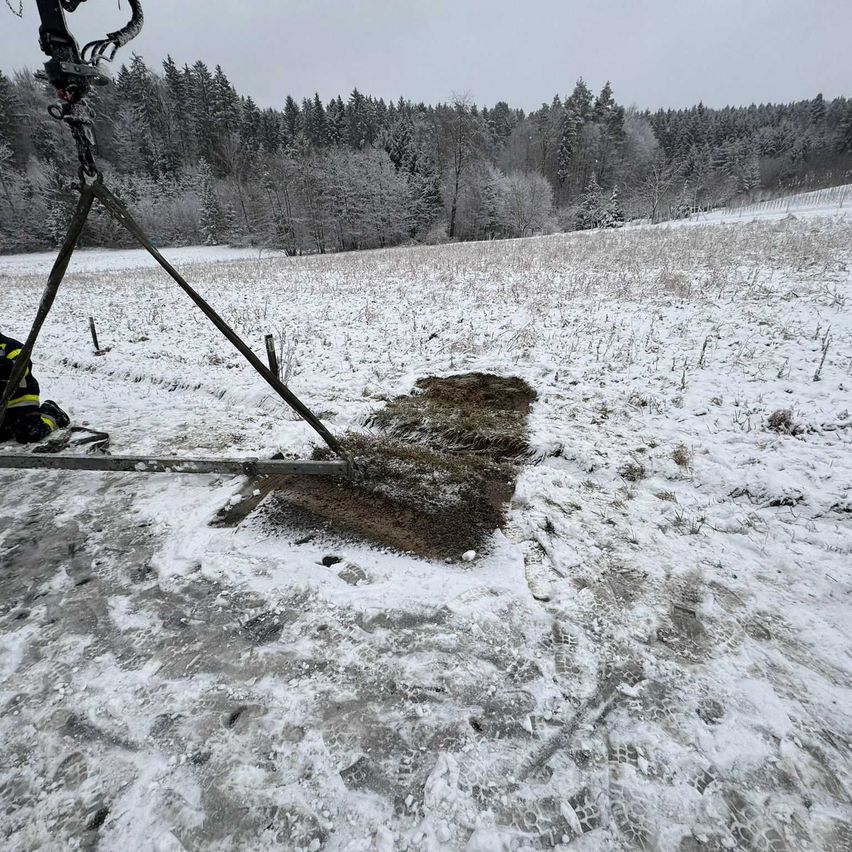 Bild enthält, Nature, Outdoors, Person, Snow, Clothing, Glove, E-scooter, Snowmobile