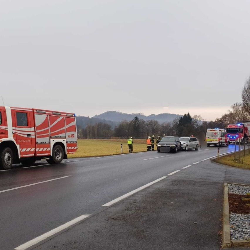 Bild enthält, Transportation, Truck, Vehicle, Person, Car, Fire Truck, Fire Station, Machine, Wheel