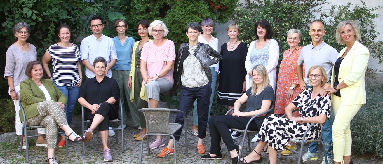 Bild enthält, People, Person, Groupshot, Adult, Female, Woman, Shoe, Wristwatch, Sandal, Chair
