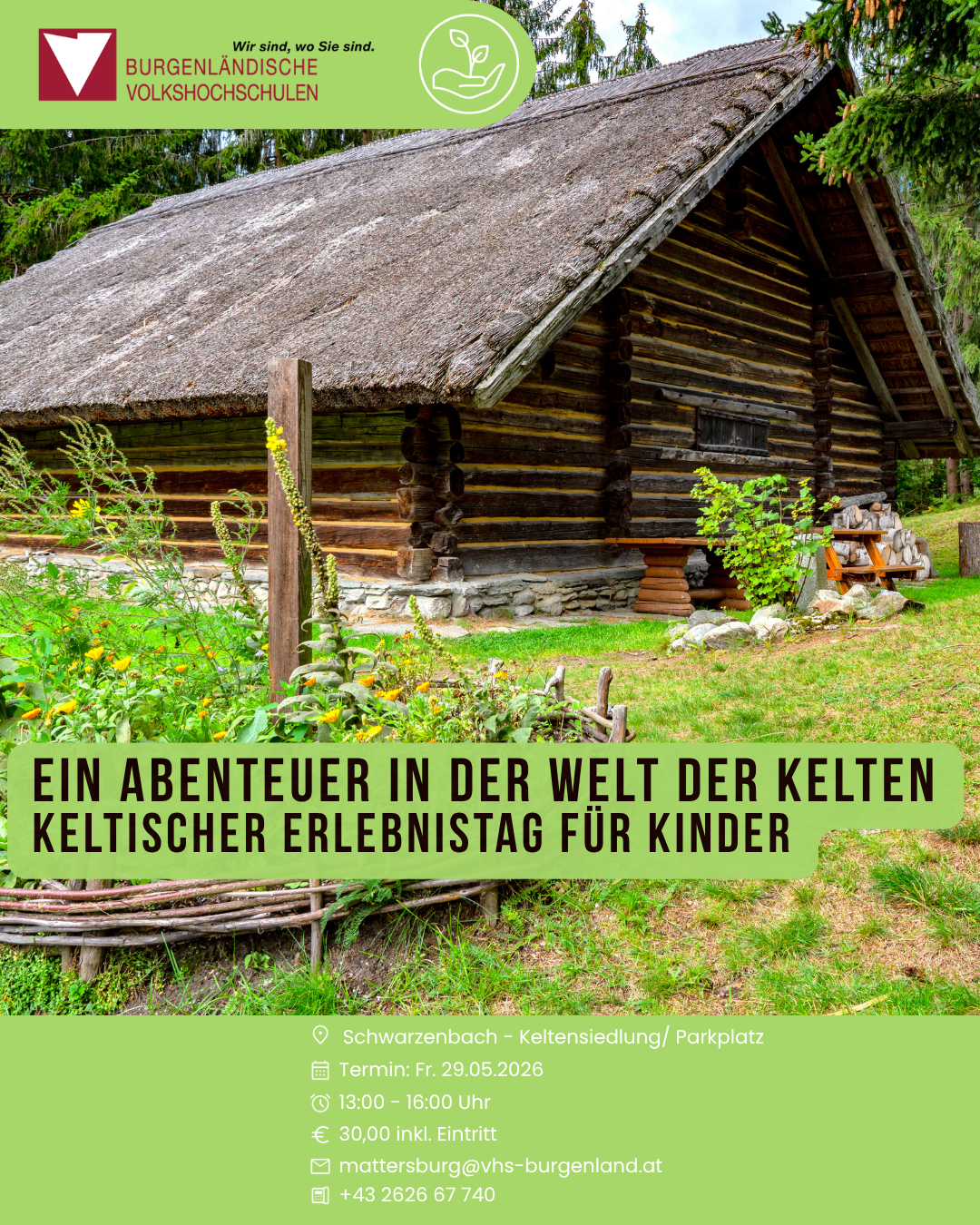 Ein Holzhaus mit Strohdach steht in einem grünen Feld. Es ist von einem Holzzaun und Pflanzen umgeben. In der Nähe liegen Steine und Gras. Die Worte 'EIN ABENTEUER IN DER WELT DER KELTISCH KELTISCHER ERLEBNISTAG FUR KINDER' sind auf dem Bild geschrieben.