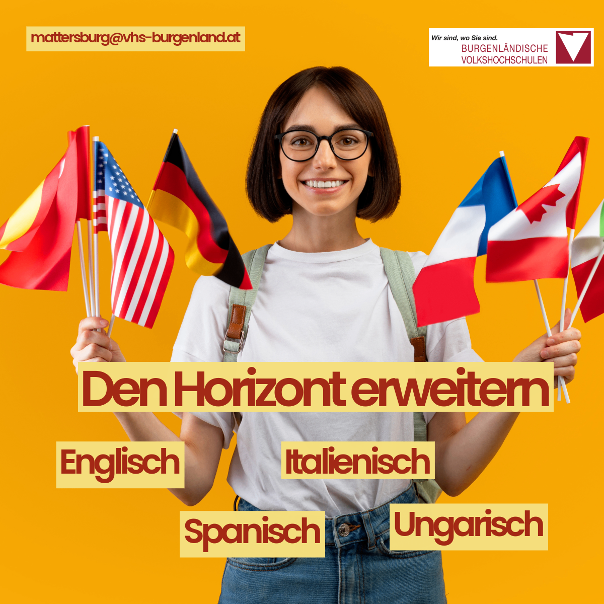 A smiling woman with glasses holds multiple flags, including the US, Germany, Canada, France, Italy, and Hungary, against a yellow background. The text reads 'Den Horizont erweitern' with 'Englisch,' 'Italienisch,' 'Spanisch,' and 'Ungarisch' below.