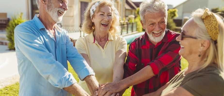 Bild enthält, Face, Happy, Head, Laughing, Person, Hand, Adult, Female, Woman, Man