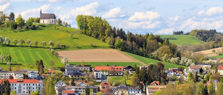Bild enthält, Nature, Outdoors, Countryside, Building, Scenery, Rural, Landscape, Village, Pasture, Neighborhood
