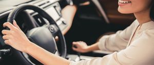 Bild enthält, Adult, Female, Person, Woman, Driving, Transportation, Vehicle, Machine, Wheel, Face