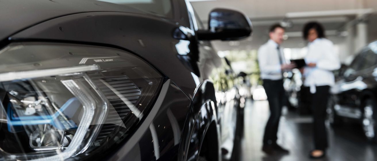 Bild enthält, Adult, Male, Man, Person, Car, Vehicle, Headlight, Car Dealership, Female, Woman