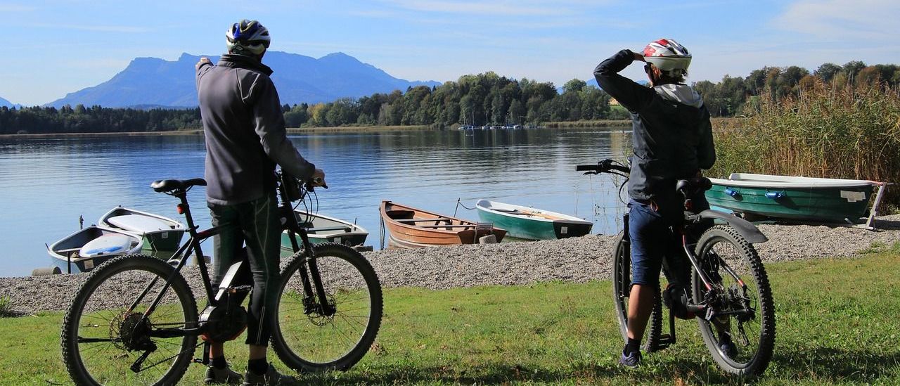 Bild enthält, Scenery, Grass, Vegetation, Bicycle, Helmet, Lake, Adult, Male, Man, Person