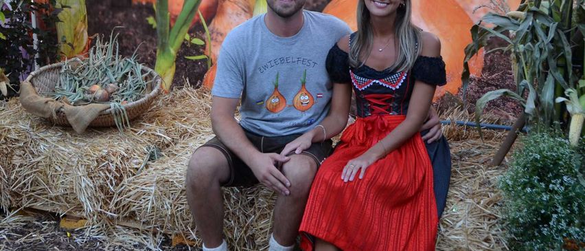 Bild enthält, Potted Plant, People, Person, Shoe, Planter, Herbal, Child, Female, Girl, Portrait