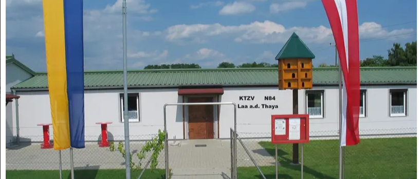 Bild enthält, Outdoors, Flag, Building, Housing