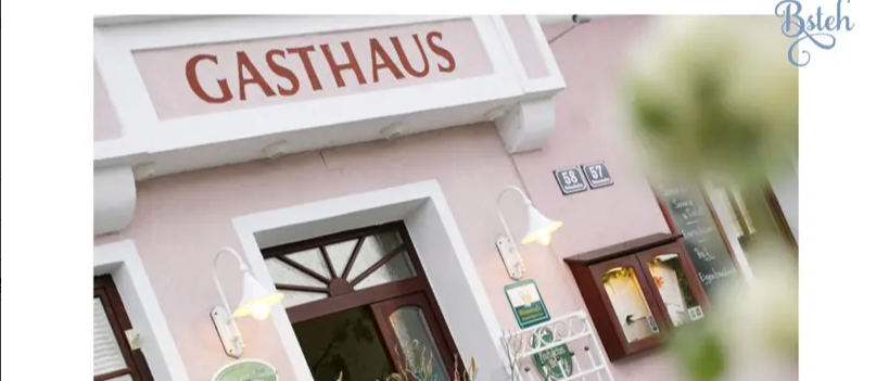 Bild enthält, Indoors, Interior Design, Home Decor, Window, Wood Panels