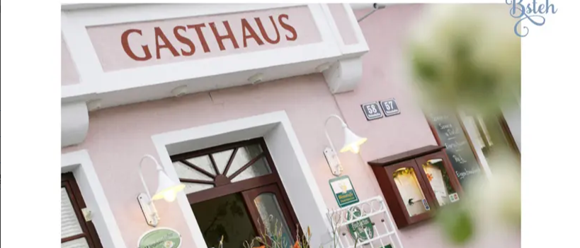 Bild enthält, Indoors, Interior Design, Home Decor, Window, Wood Panels