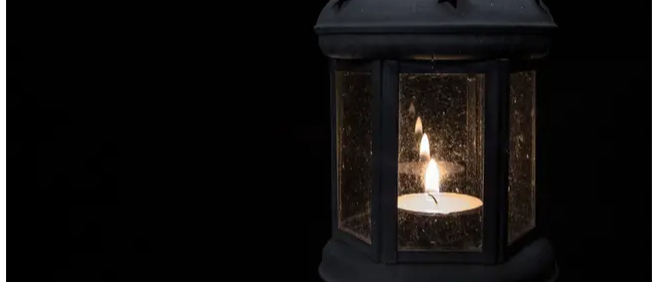 Bild enthält, Lamp, Lantern, Candle