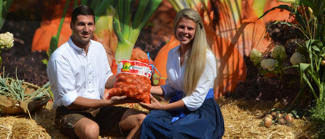 Bild enthält, Fruit, Pineapple, Produce, Adult, Female, Person, Woman, Male, Man, People