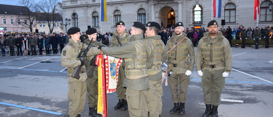 Bild enthält, People, Person, Adult, Male, Man, Military, Face, Military Uniform, Coat, Soldier