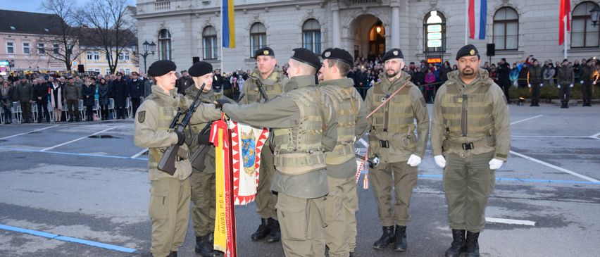 Bild enthält, People, Person, Adult, Male, Man, Military, Face, Military Uniform, Coat, Soldier