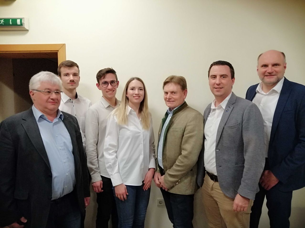 Bild enthält, Blazer, Coat, Jacket, People, Person, Shirt, Pants, Groupshot, Formal Wear, Tie