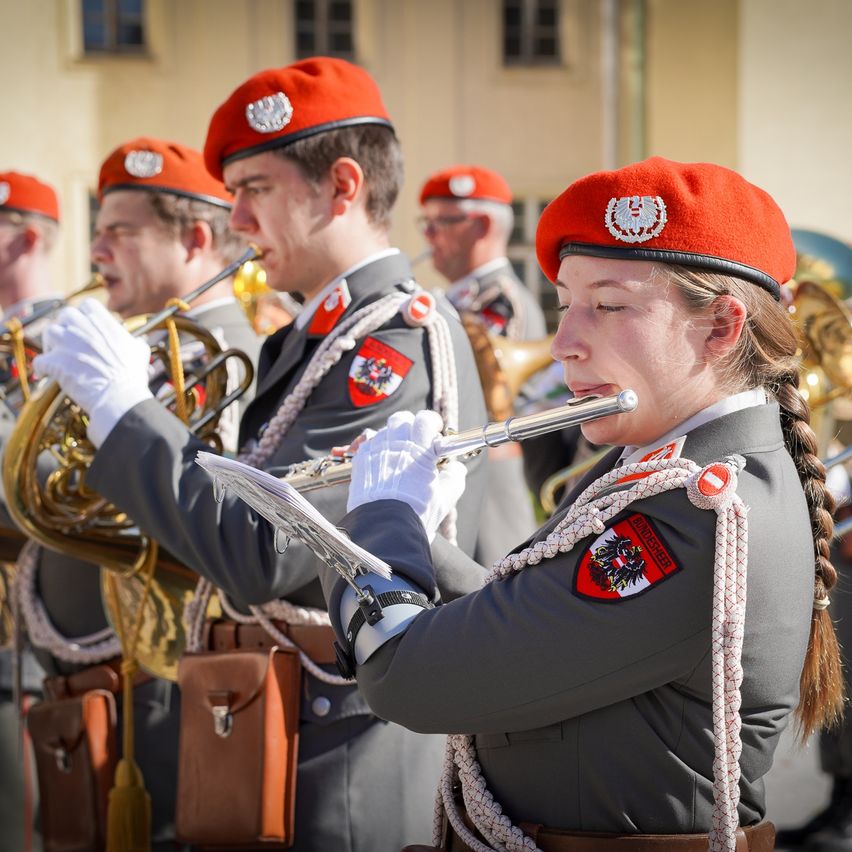 Bild enthält, People, Person, Group Performance, Music Band, Adult, Female, Woman, Glove, Hat, Man