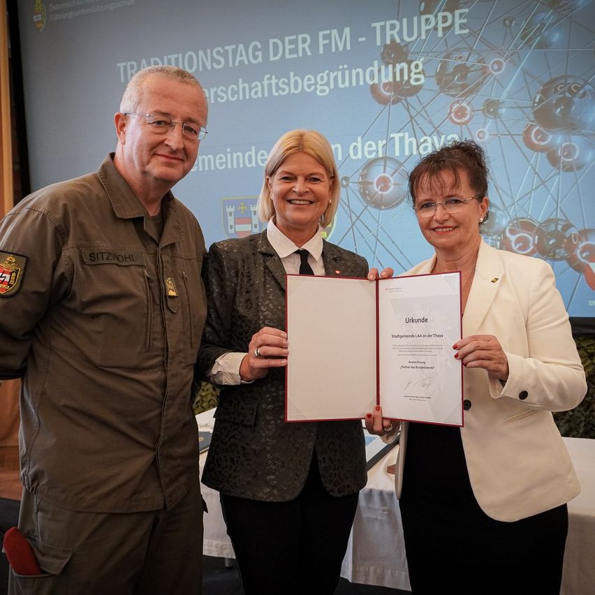 Bild enthält, Adult, Female, Person, Woman, People, Male, Man, Coat, Face, Military